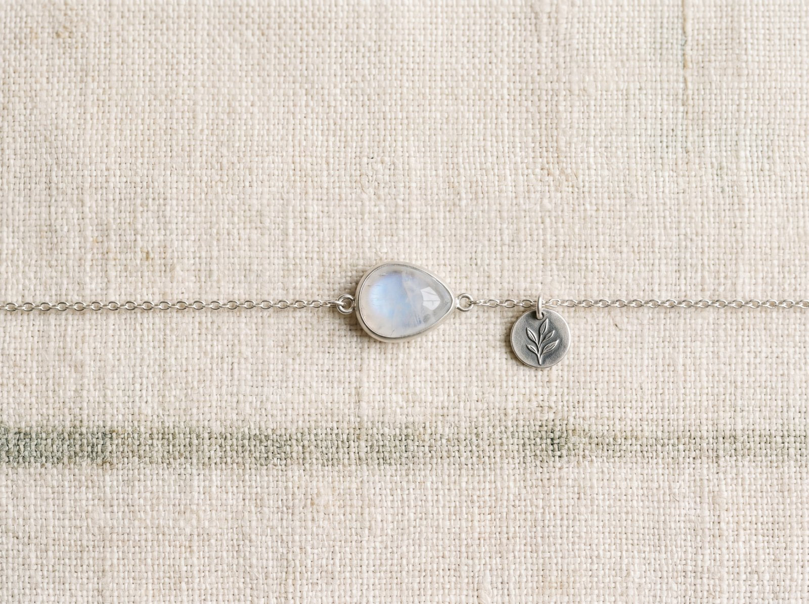 Workshop piece bracelet on natural linen