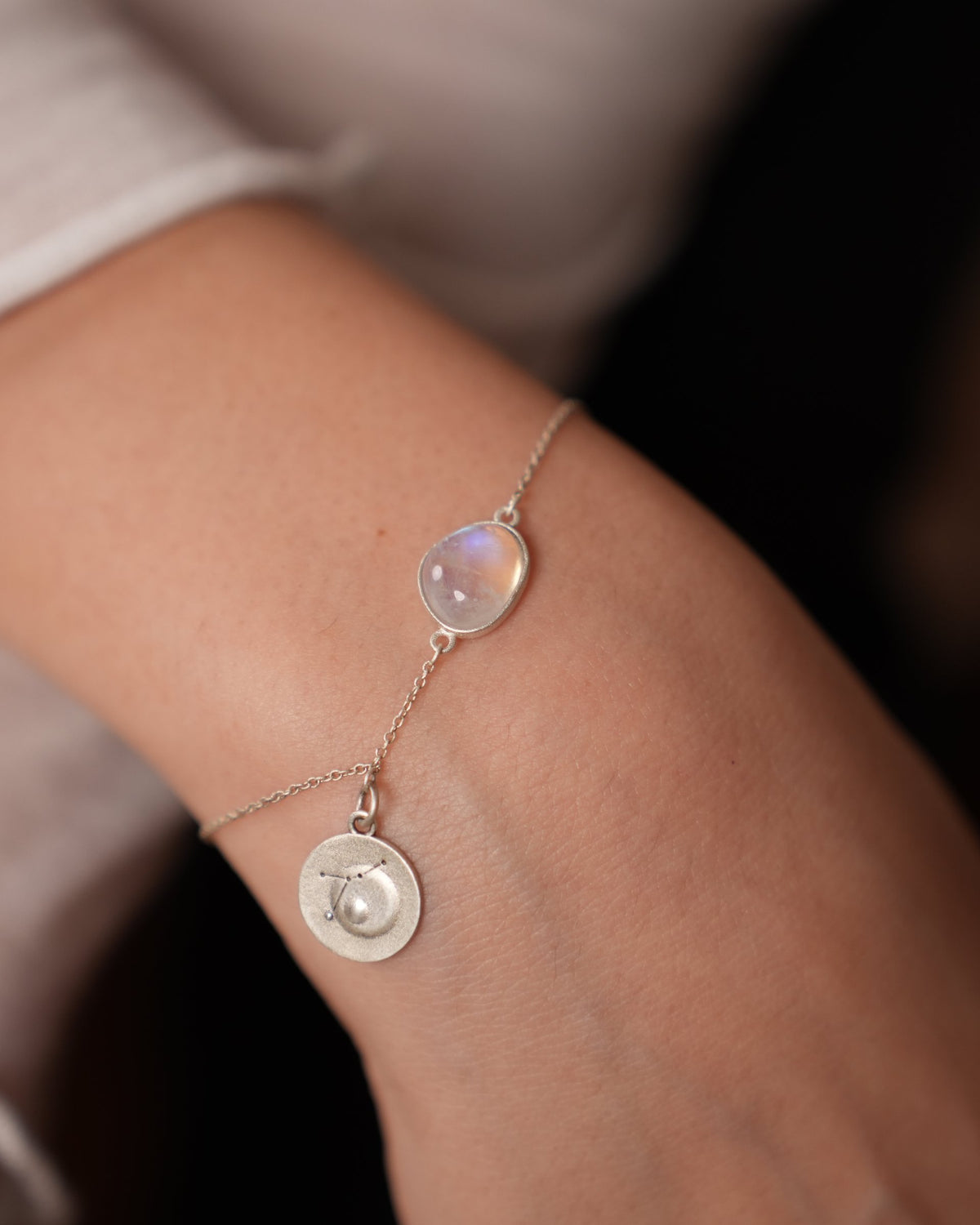 Bracelet worn on the wrist