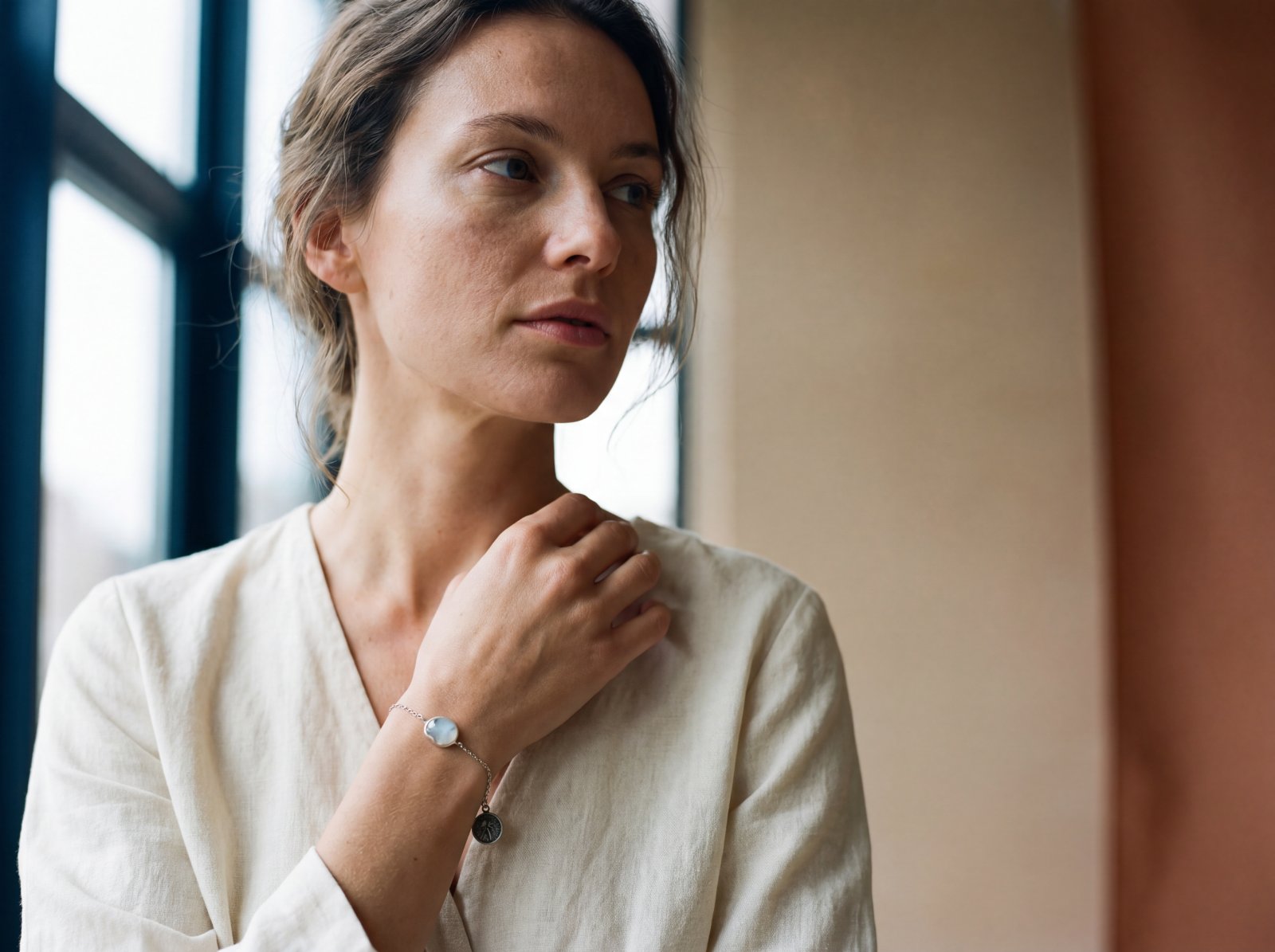 Woman wearing the Atlas Vaelo bracelet